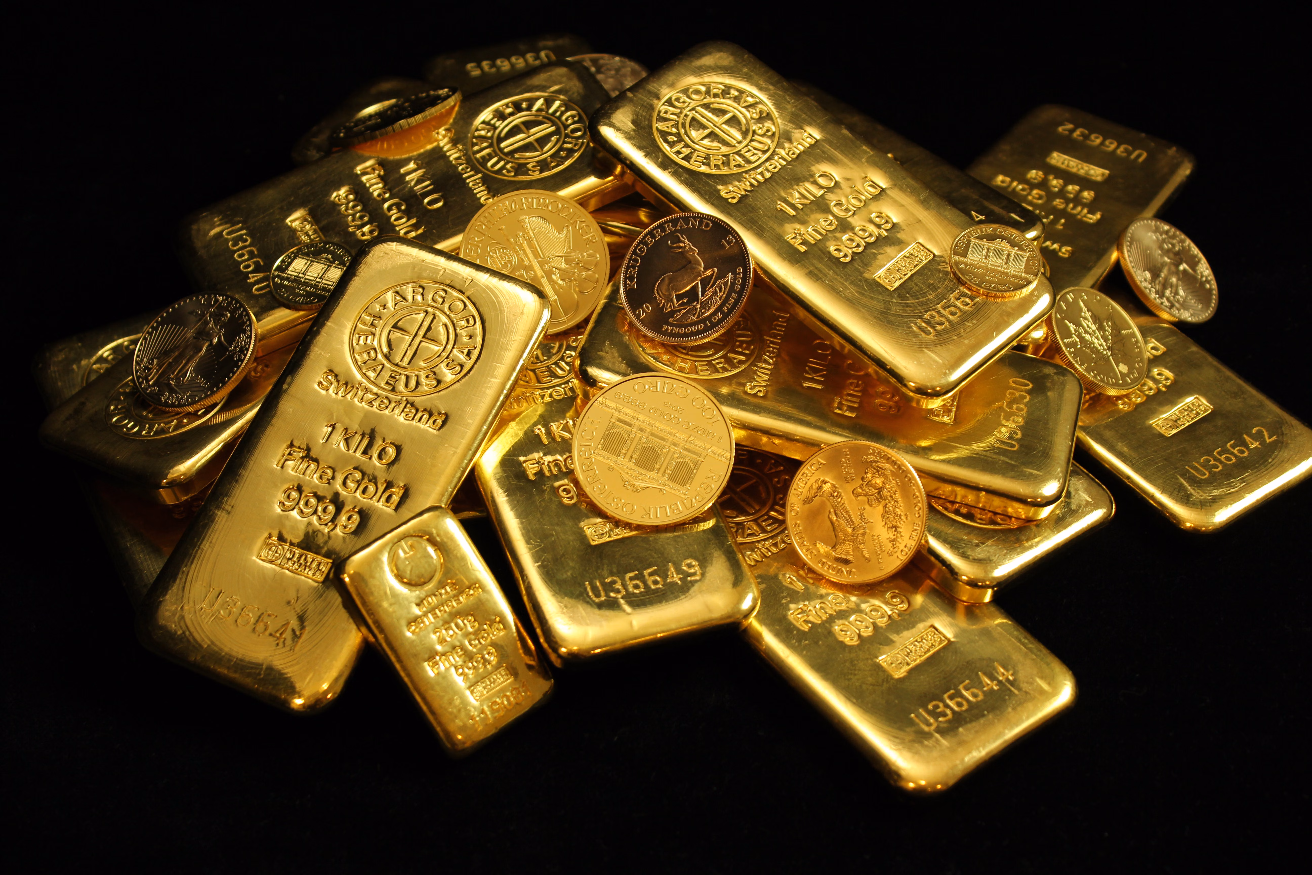 閃亮的金條與金幣象徵財富與投資